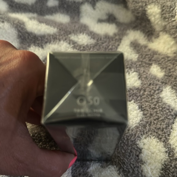 Cle De Peau ~ Radiant fluid foundation Matte. SPF 20. Color O50 Tan Ocher. 35ml. - Picture 2 of 8